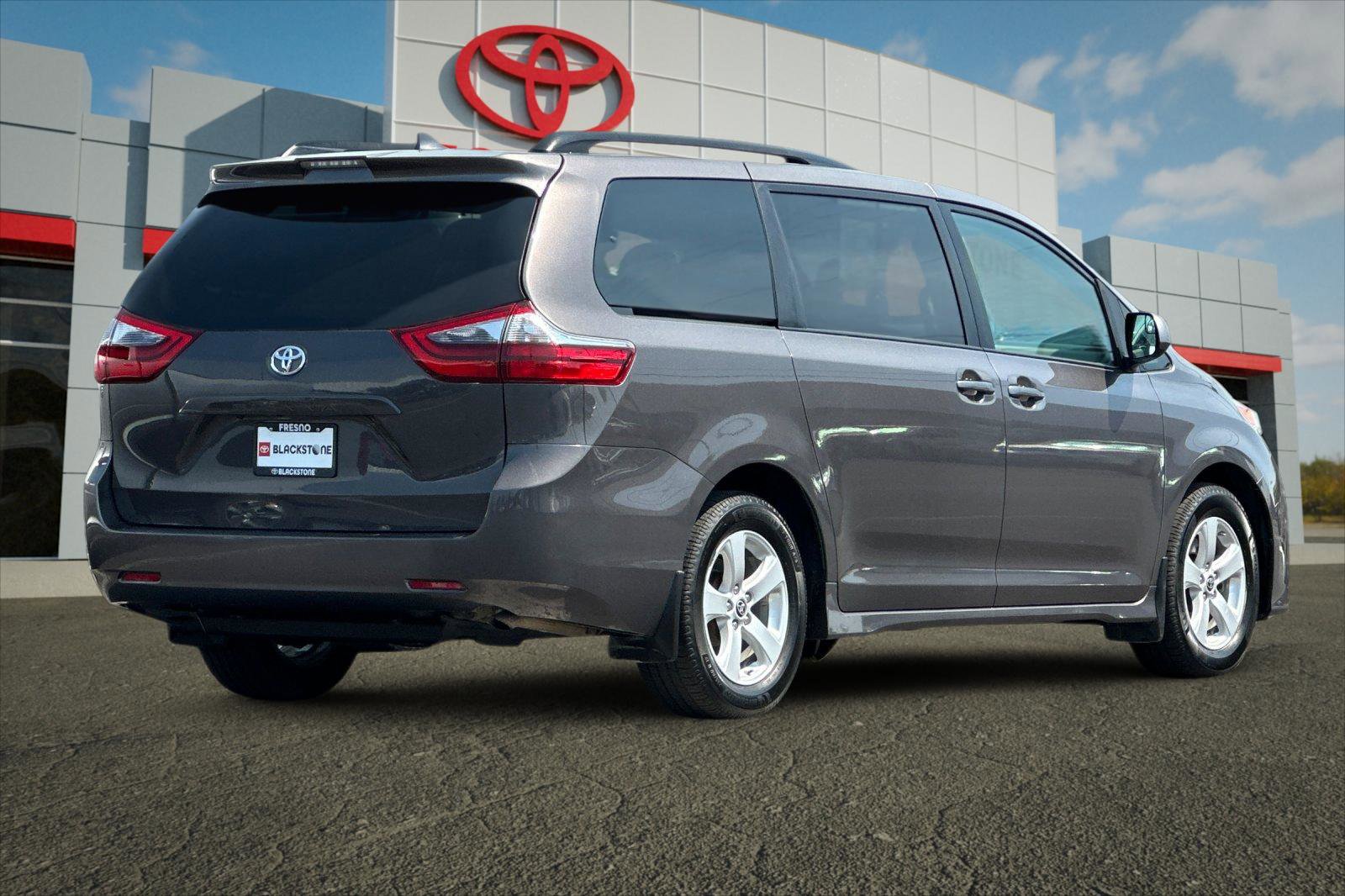 2020 Toyota Sienna LE photo 3