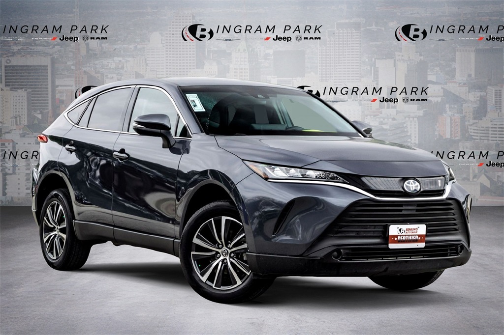 2022 Toyota Venza LE's photo