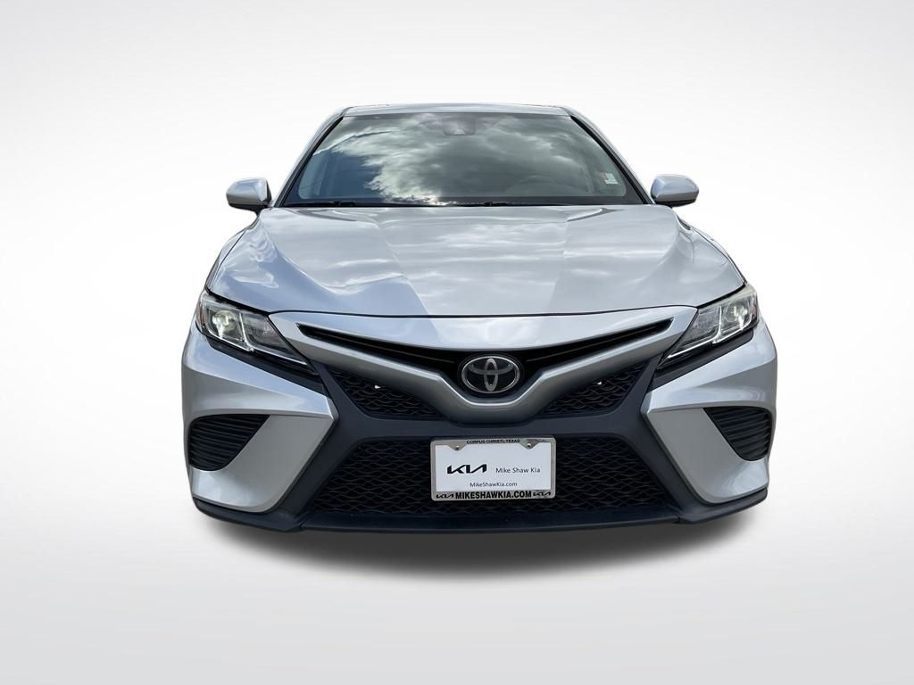 2020 Toyota Camry SE photo 3