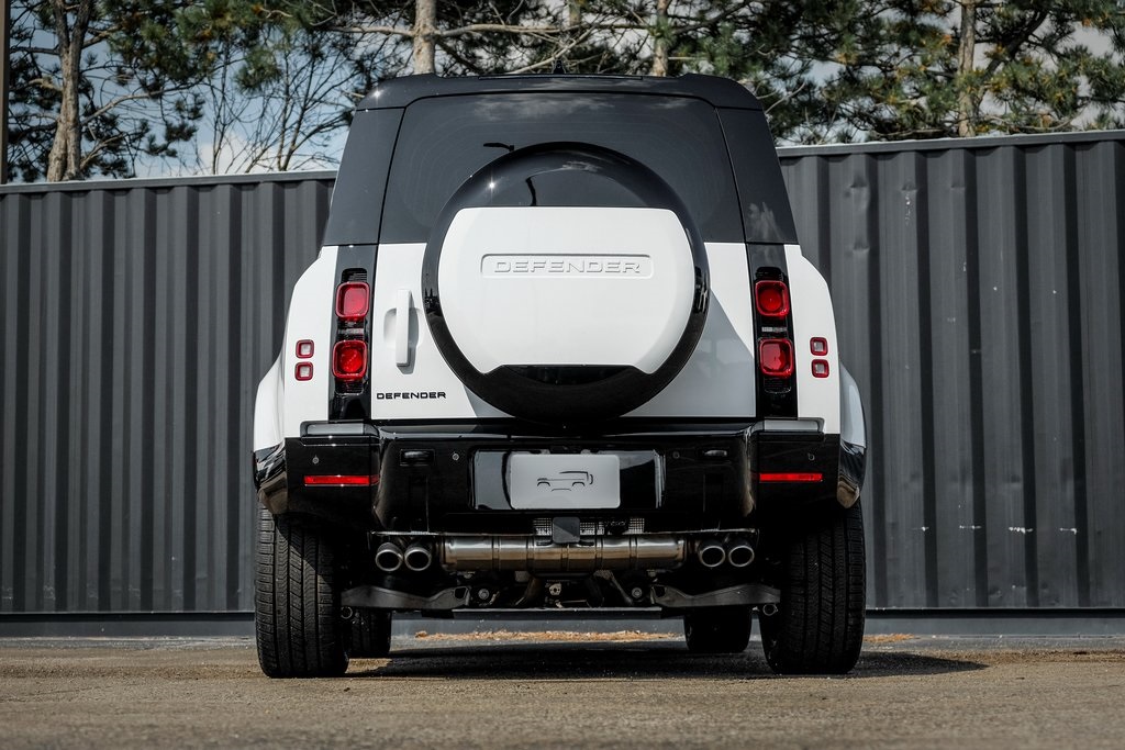 2025 Land Rover Defender 110 X-Dynamic SE photo 8