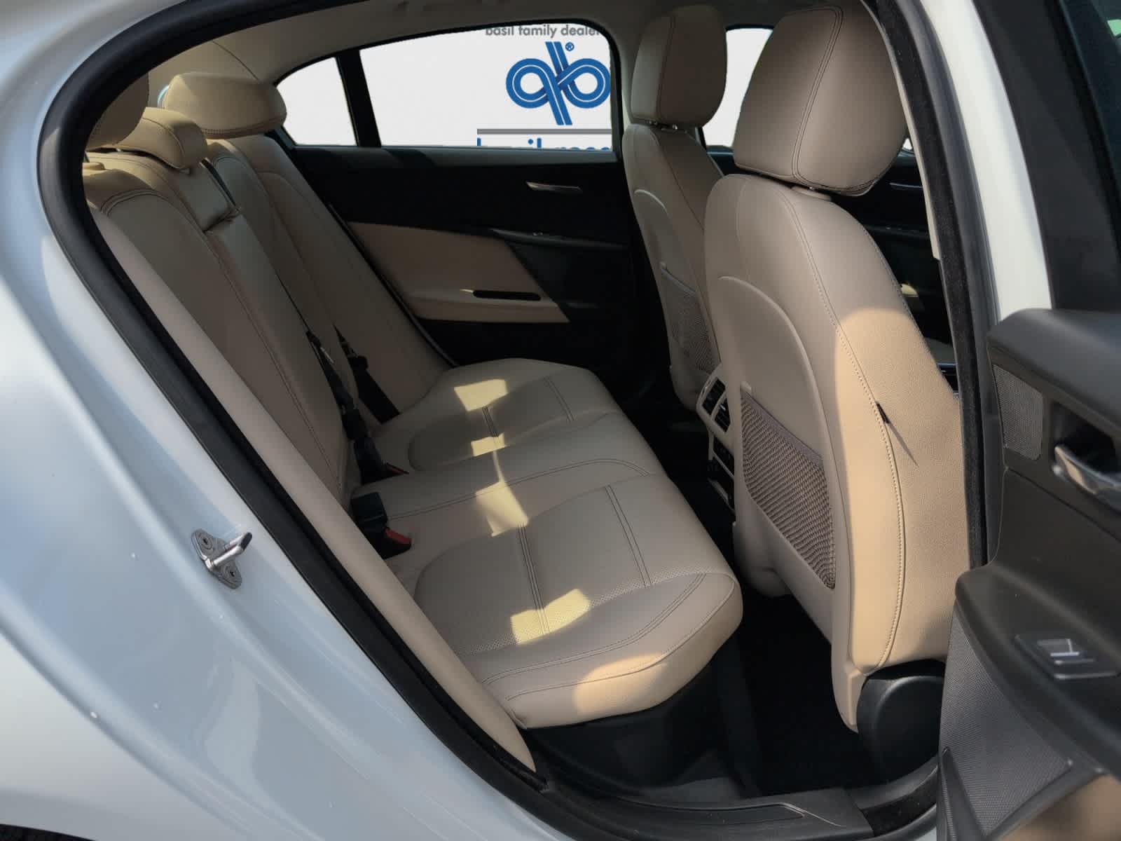 2018 Jaguar XE Prestige photo 18