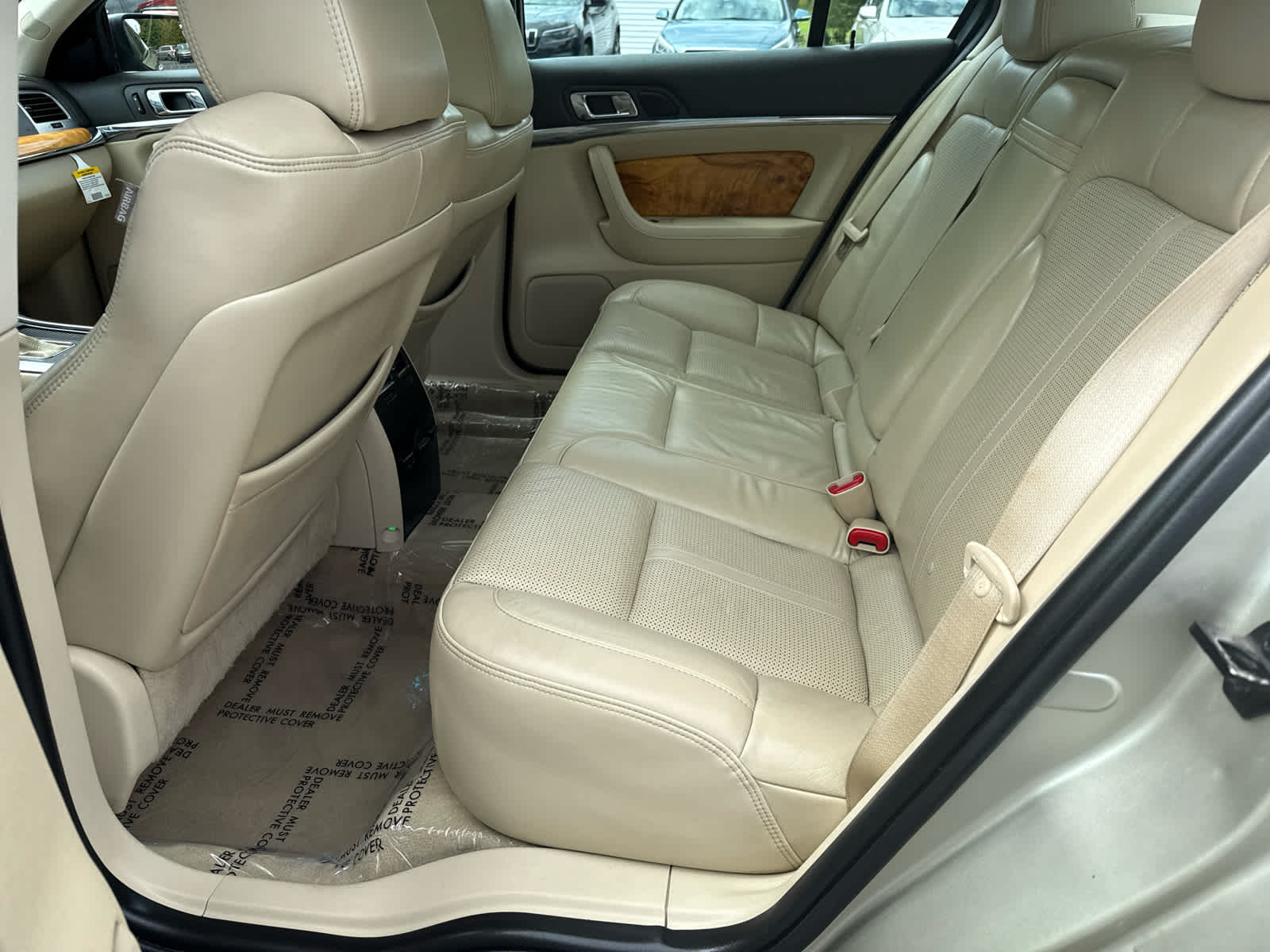 2011 Lincoln MKS photo 11