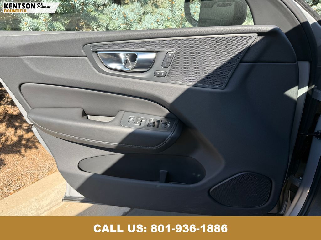 2025 Volvo XC60 B5 Plus photo 20