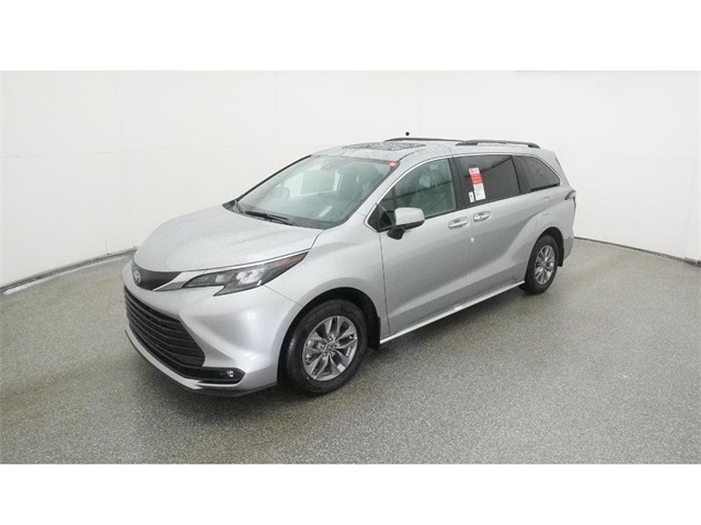 2025 Toyota Sienna XLE's photo