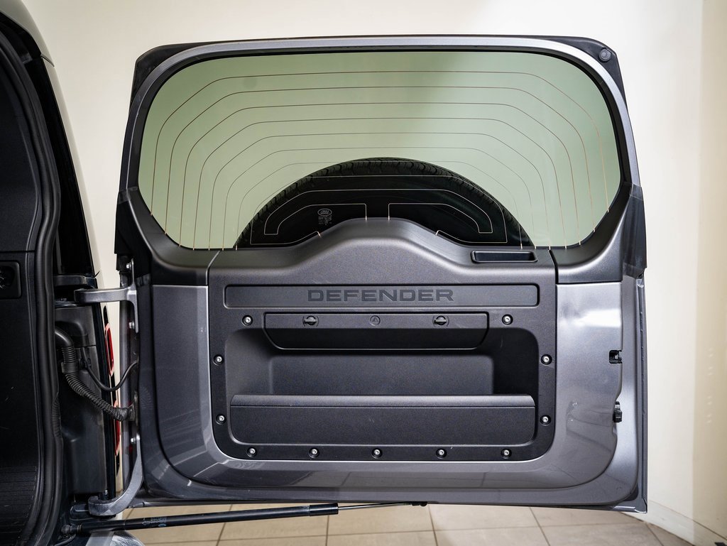 2020 Land Rover Defender 110 SE photo 18