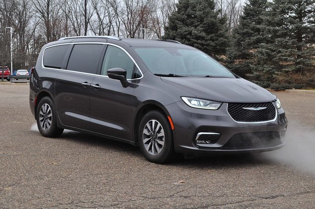 2021 Chrysler Pacifica Hybrid Touring L's photo