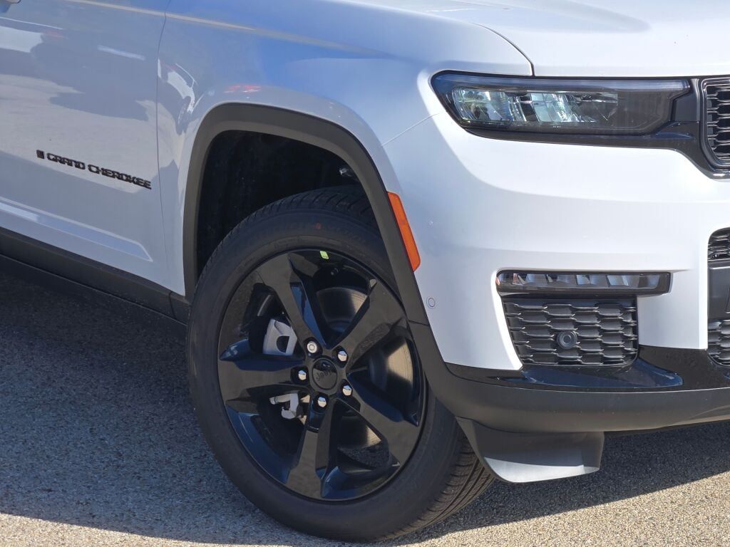 2025 Jeep Grand Cherokee Limited photo 3
