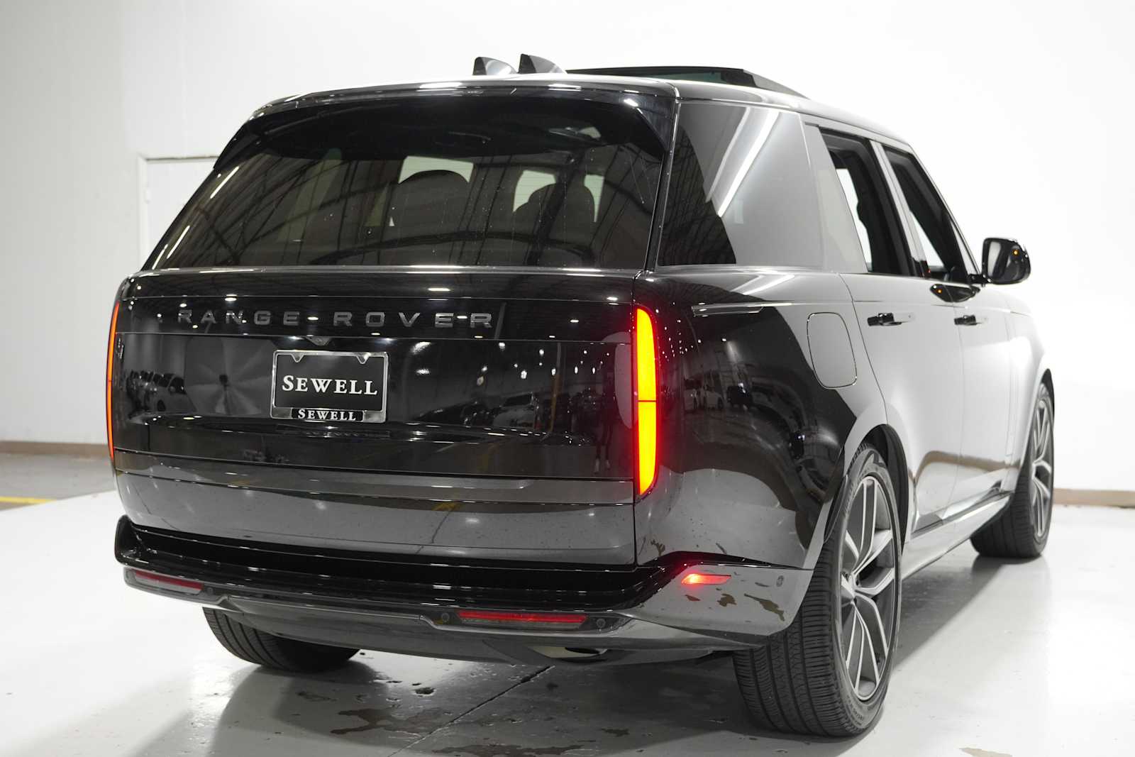 2024 Land Rover Range Rover SE photo 3