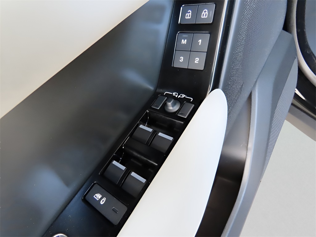 2025 Land Rover Range Rover Velar SE photo 35