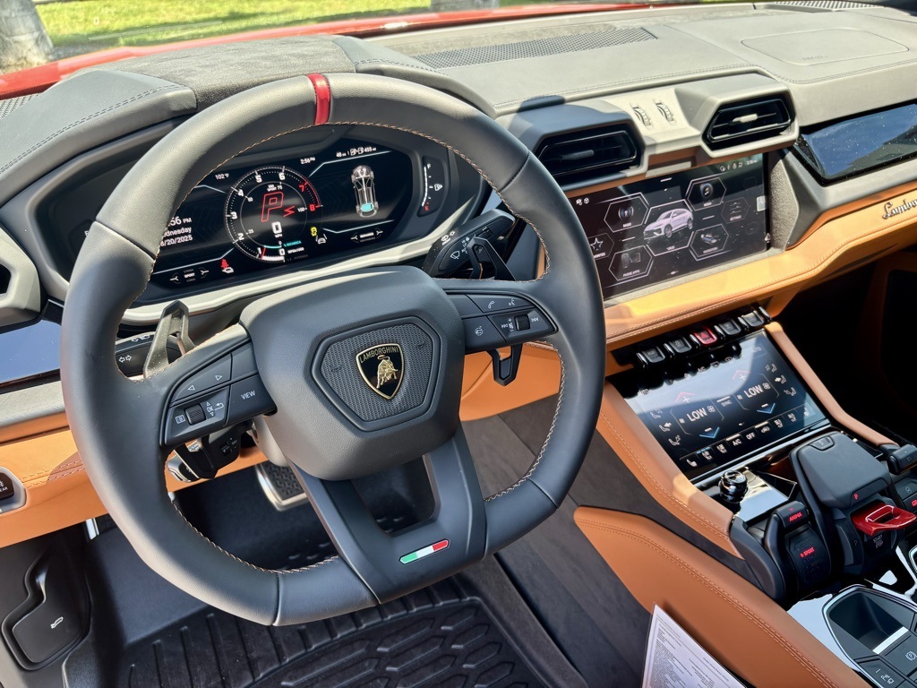 2025 Lamborghini Urus SE photo 9