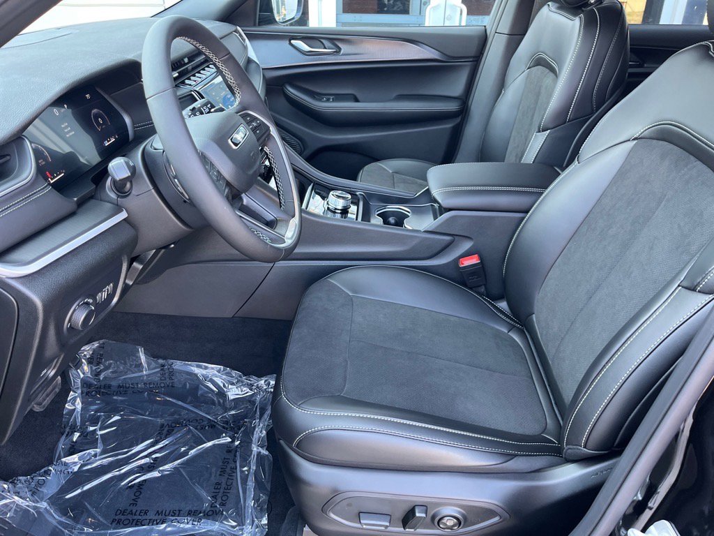 2025 Jeep Grand Cherokee Laredo Altitude photo 6