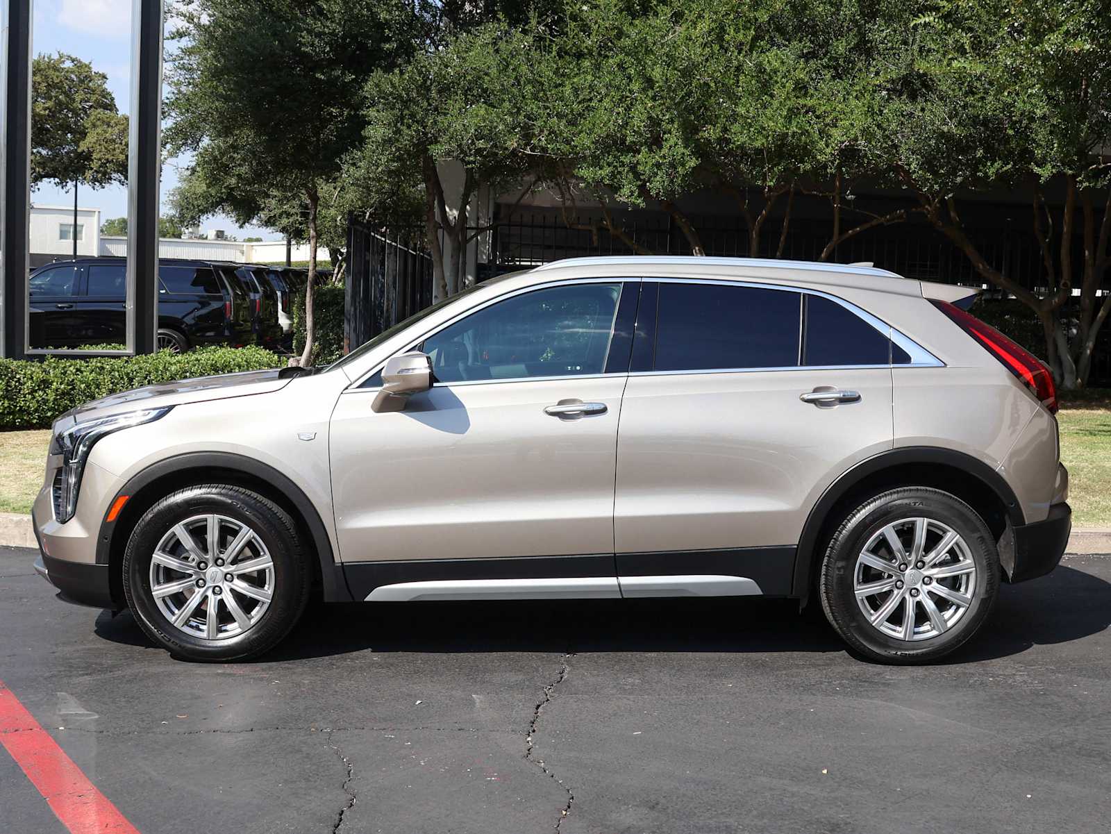 2023 Cadillac XT4 Premium Luxury photo 3