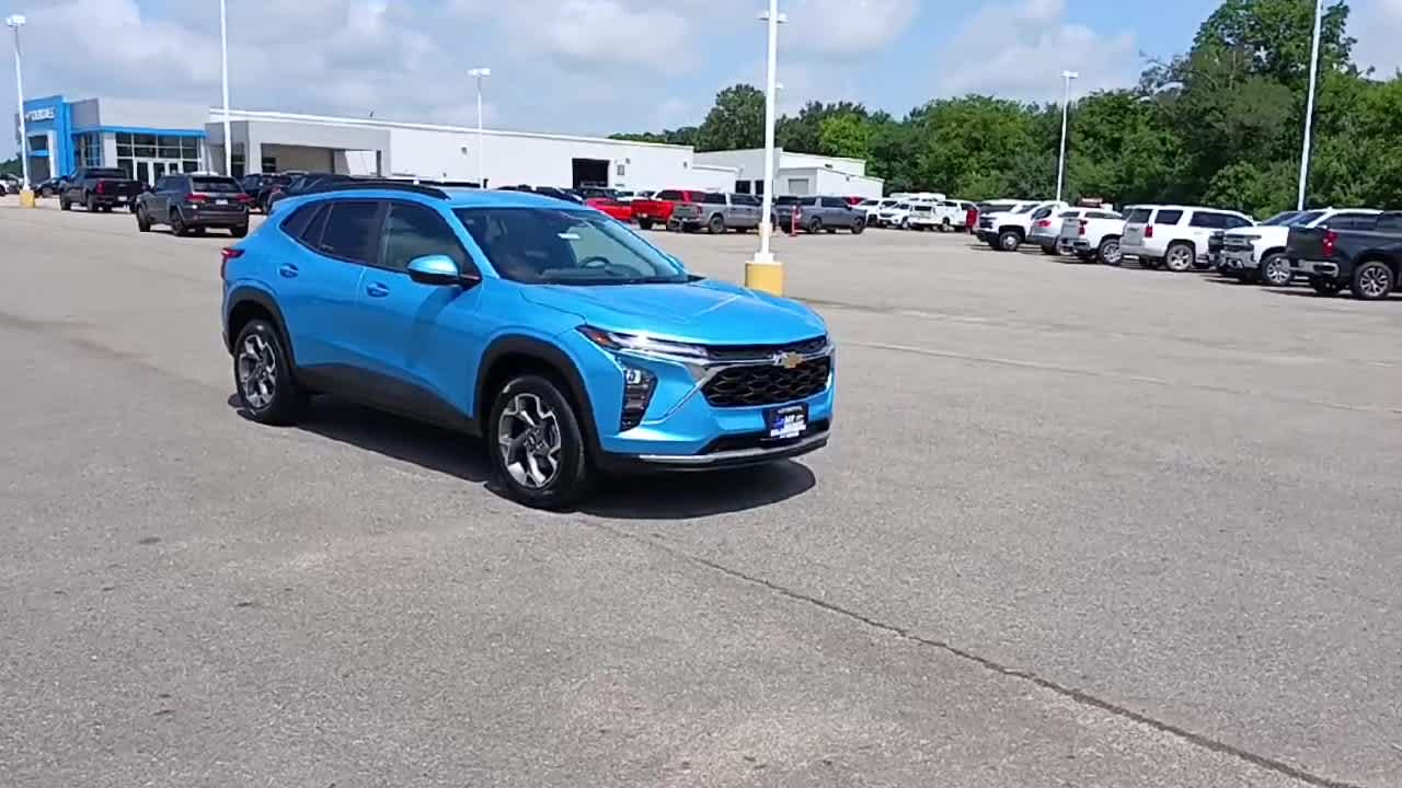 2025 Chevrolet Trax LT photo 2