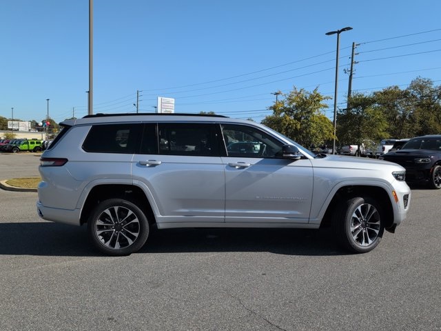 2025 Jeep Grand Cherokee Overland photo 2