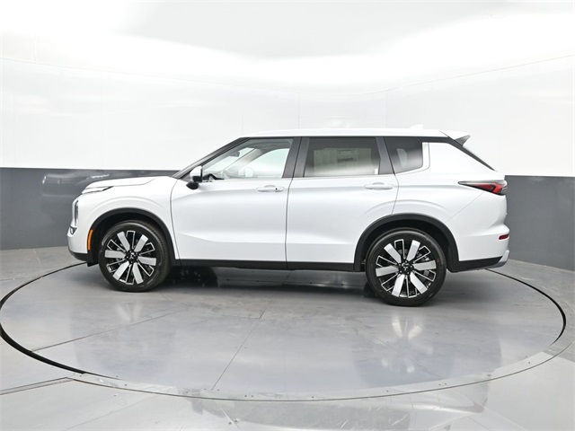 2025 Mitsubishi Outlander SE photo 2