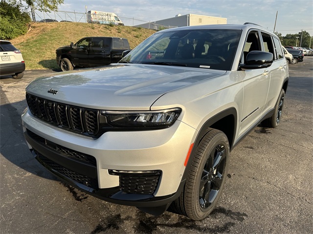 2025 Jeep Grand Cherokee Limited photo 2