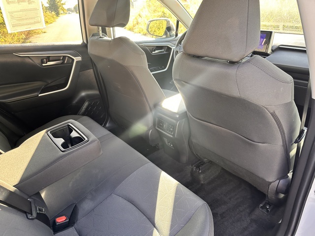 2024 Toyota RAV4 Hybrid XLE photo 18