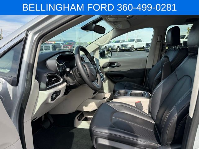 2024 Chrysler Pacifica Touring L photo 17