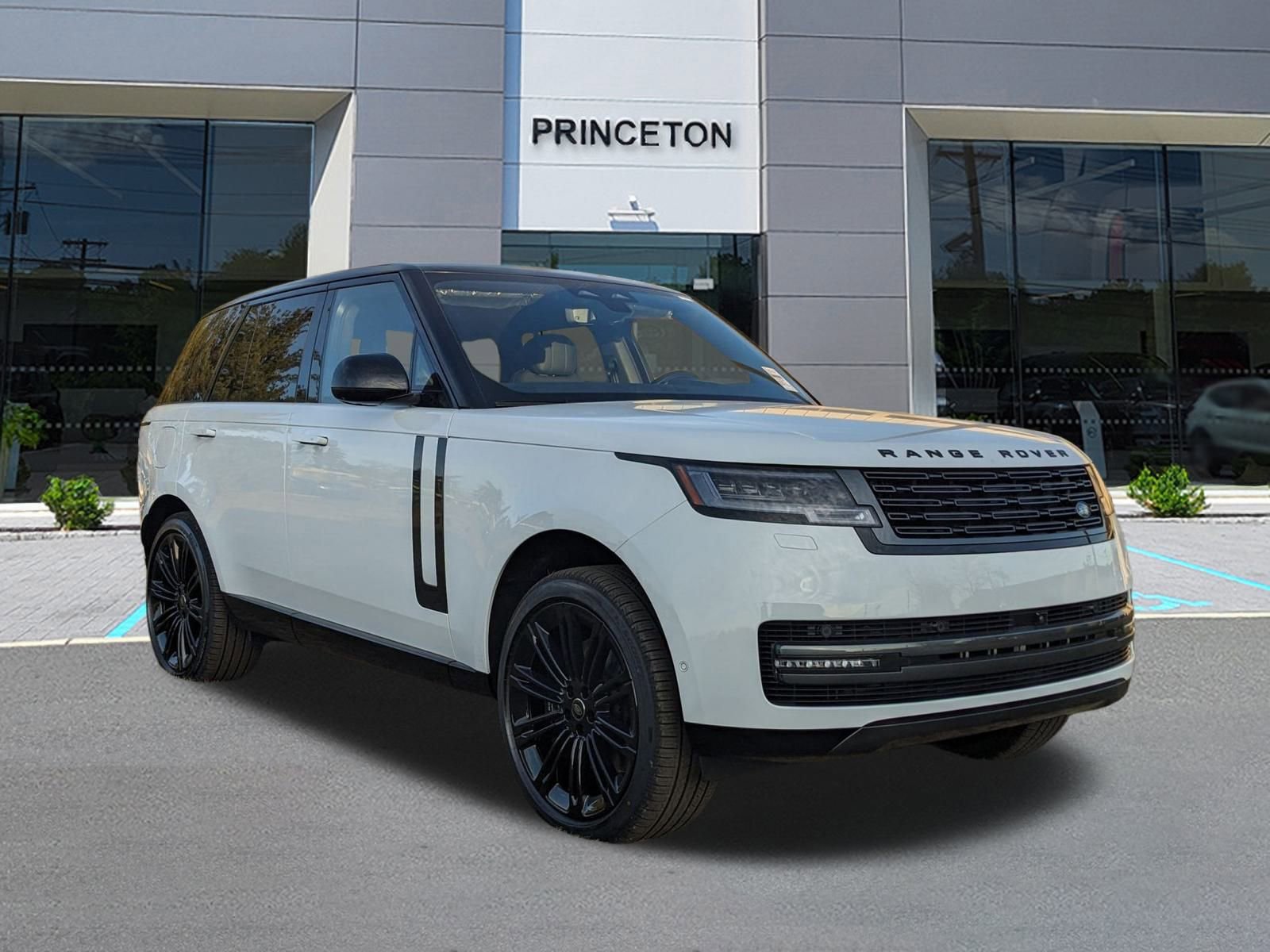 2025 Land Rover Range Rover SE photo 2