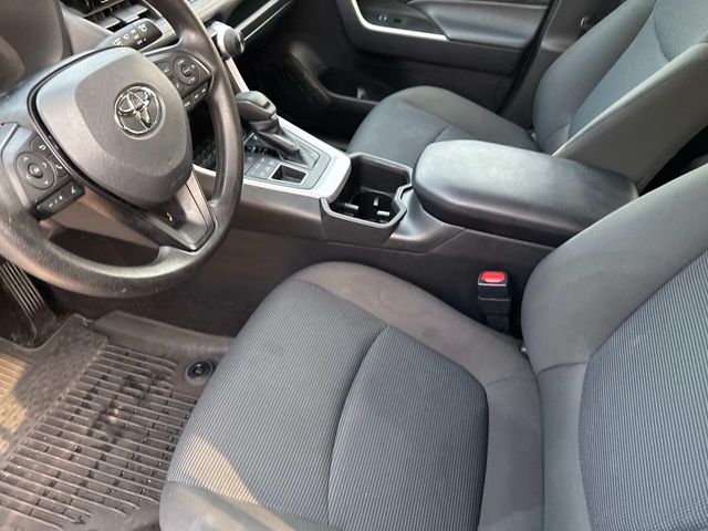 2022 Toyota RAV4 LE photo 19