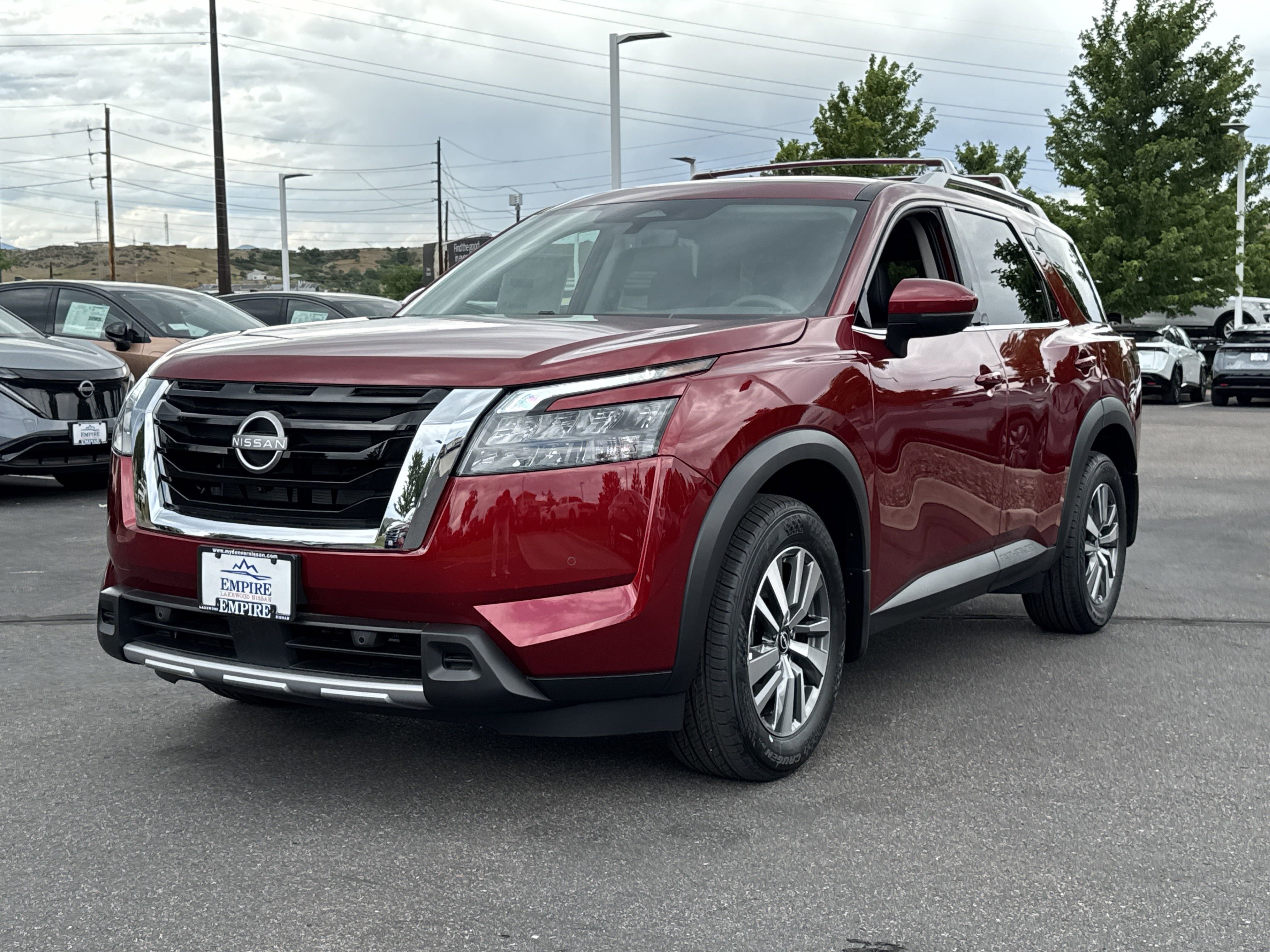 2025 Nissan Pathfinder SL photo 3