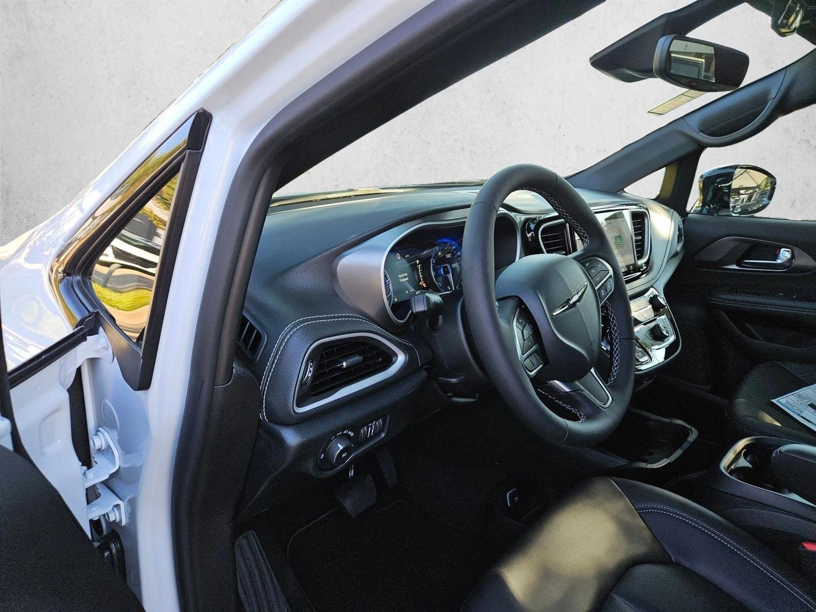 2026 Chrysler Pacifica photo 3