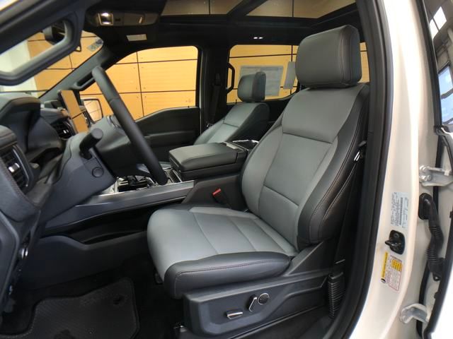 2025 Ford F-150 Lightning Lariat photo 11