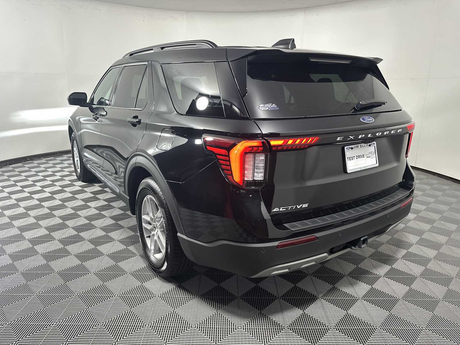 2025 Ford Explorer photo 2