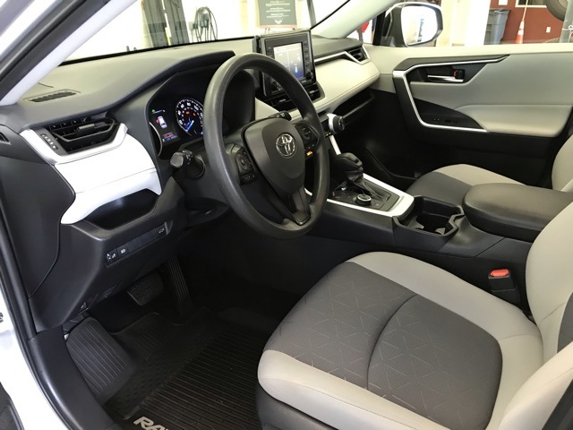 2020 Toyota RAV4 Hybrid XLE photo 11