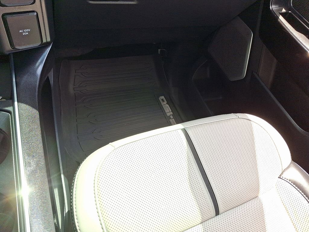 2022 Ford F-150 Lightning Platinum photo 29