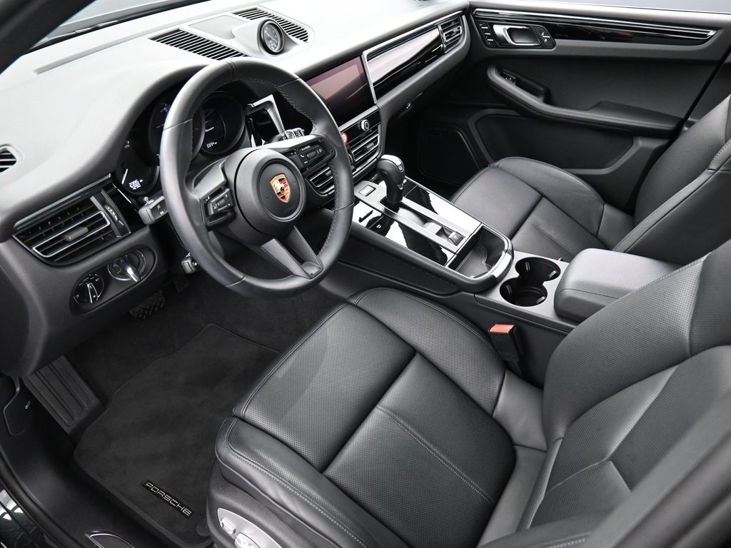 2025 Porsche Macan T photo 3