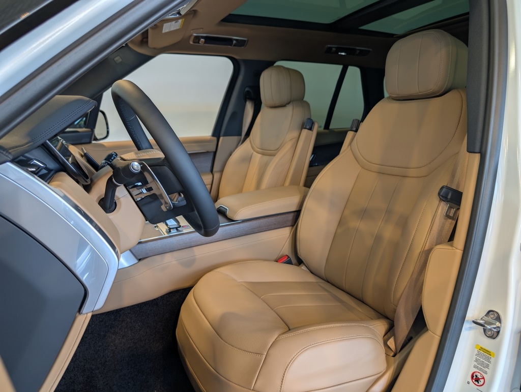 2025 Land Rover Range Rover SE photo 8