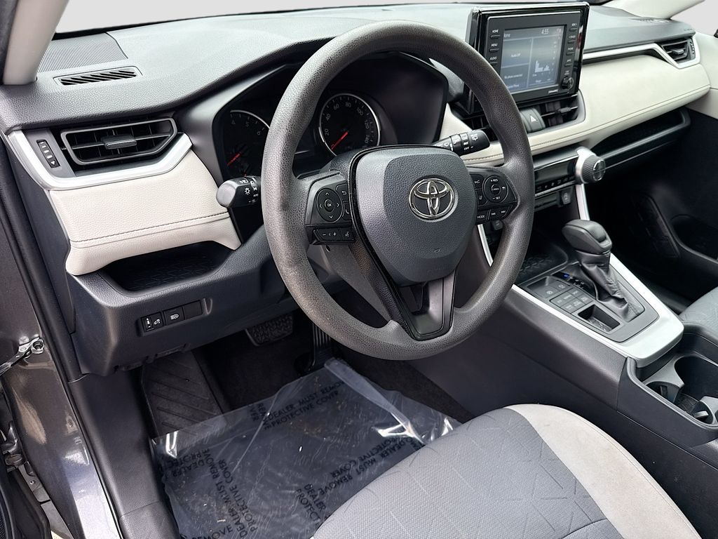 2020 Toyota RAV4 XLE photo 6