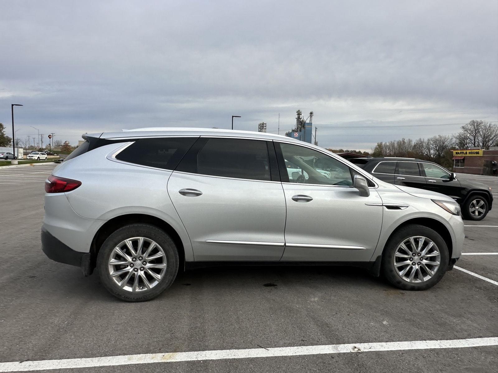 2020 Buick Enclave Essence photo 3
