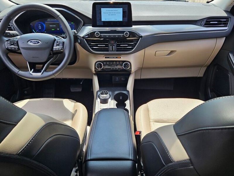 2022 Ford Escape Titanium Hybrid photo 8