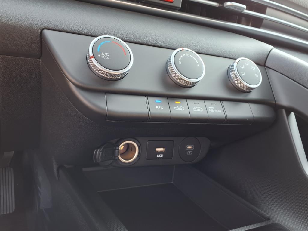 2025 Hyundai Elantra SE photo 7