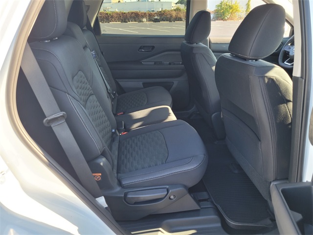 2025 Nissan Pathfinder SV photo 9