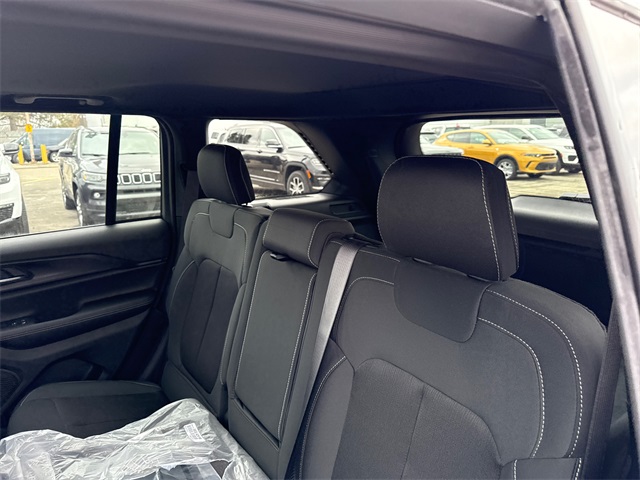 2025 Jeep Grand Cherokee Laredo photo 5