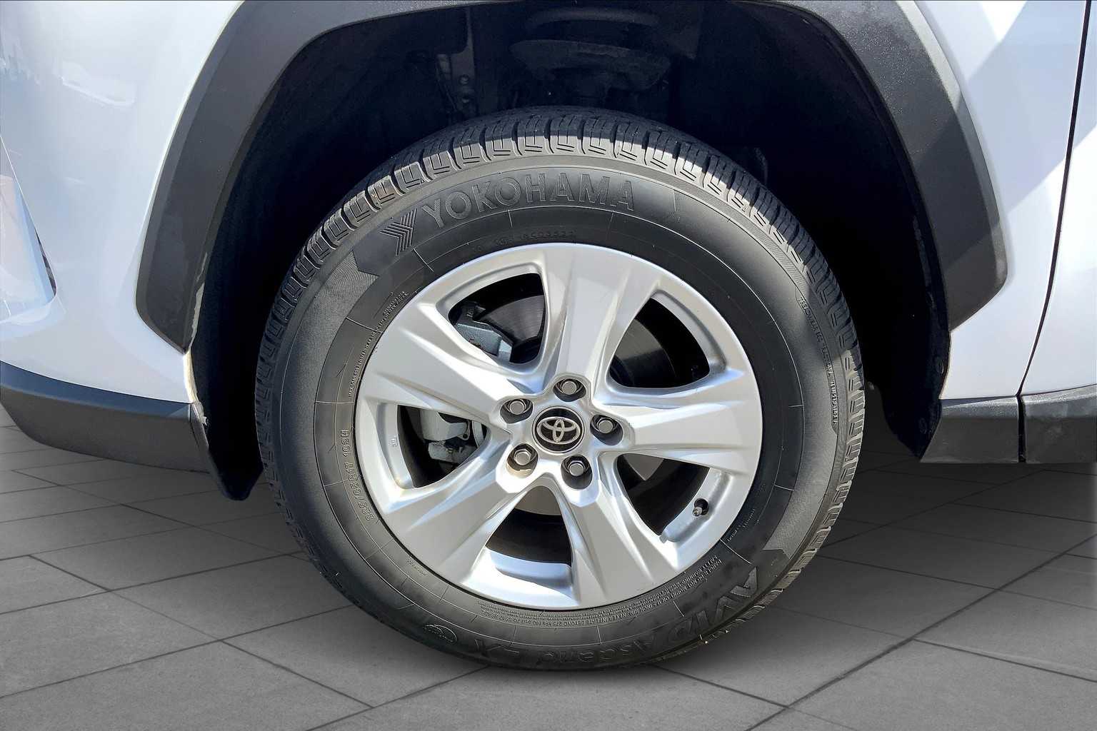 2021 Toyota RAV4 Hybrid XLE photo 9