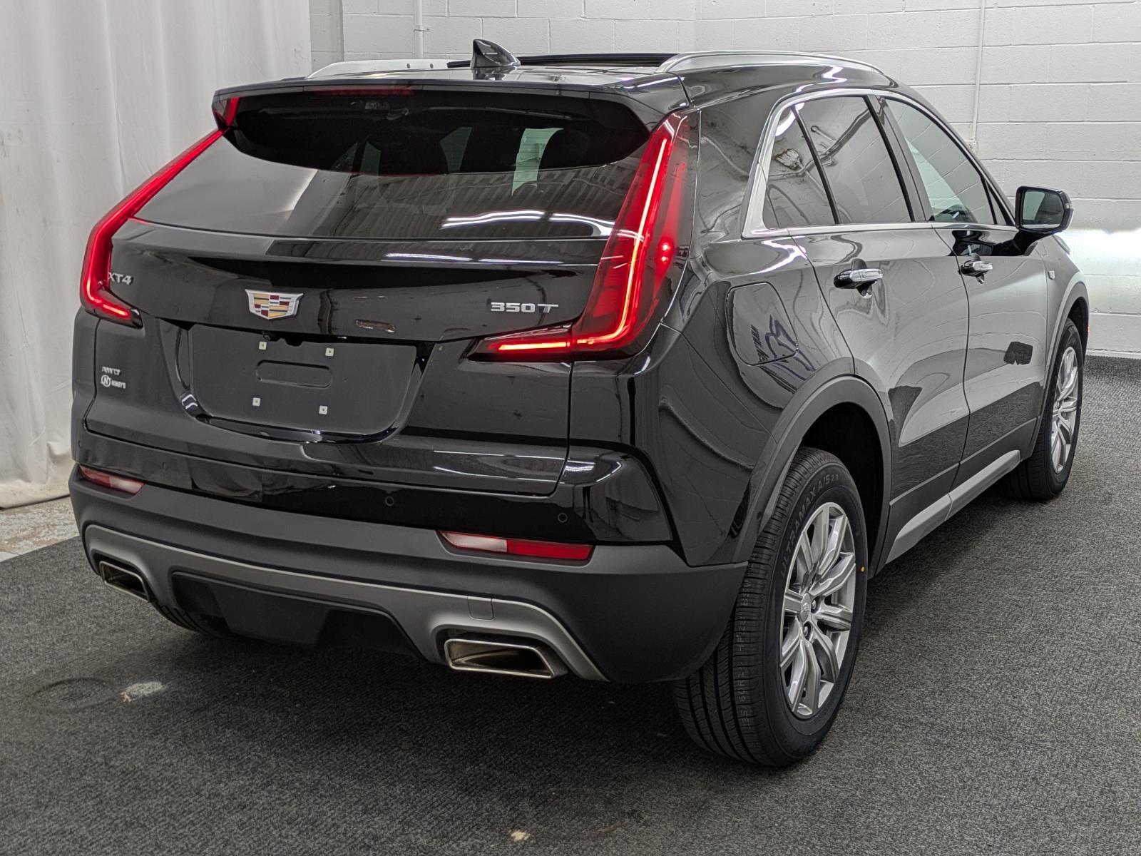 2022 Cadillac XT4 Premium Luxury photo 2