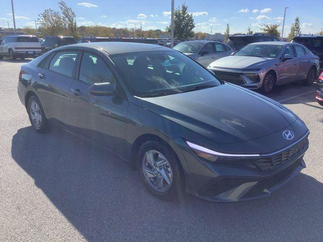 2026 Hyundai Elantra SE photo 3