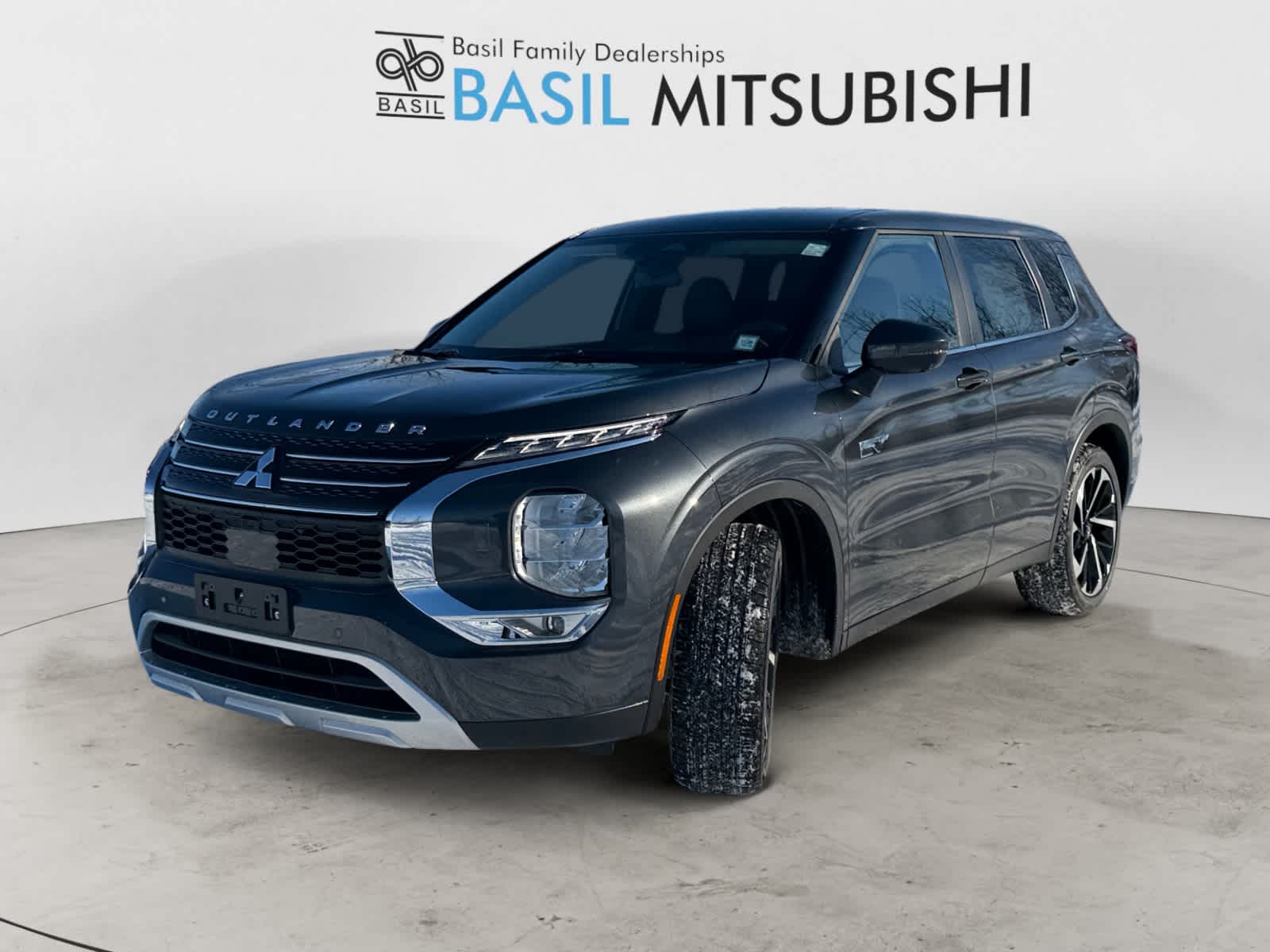 2025 Mitsubishi Outlander Plug-in Hybrid SE's photo