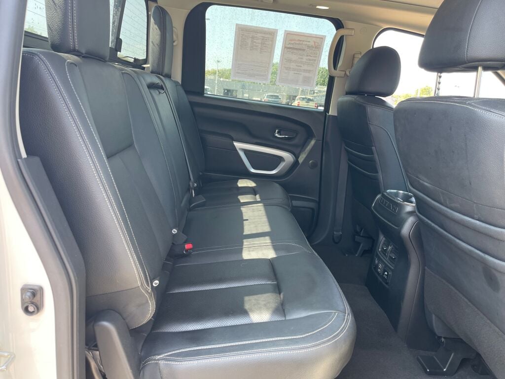 2020 Nissan Titan SL photo 23