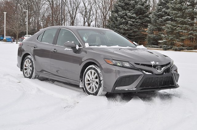 2022 Toyota Camry SE's photo