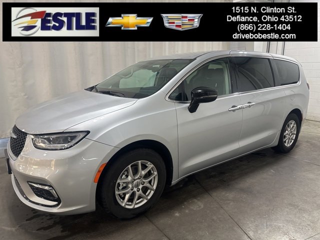 2024 Chrysler Pacifica Touring L's photo