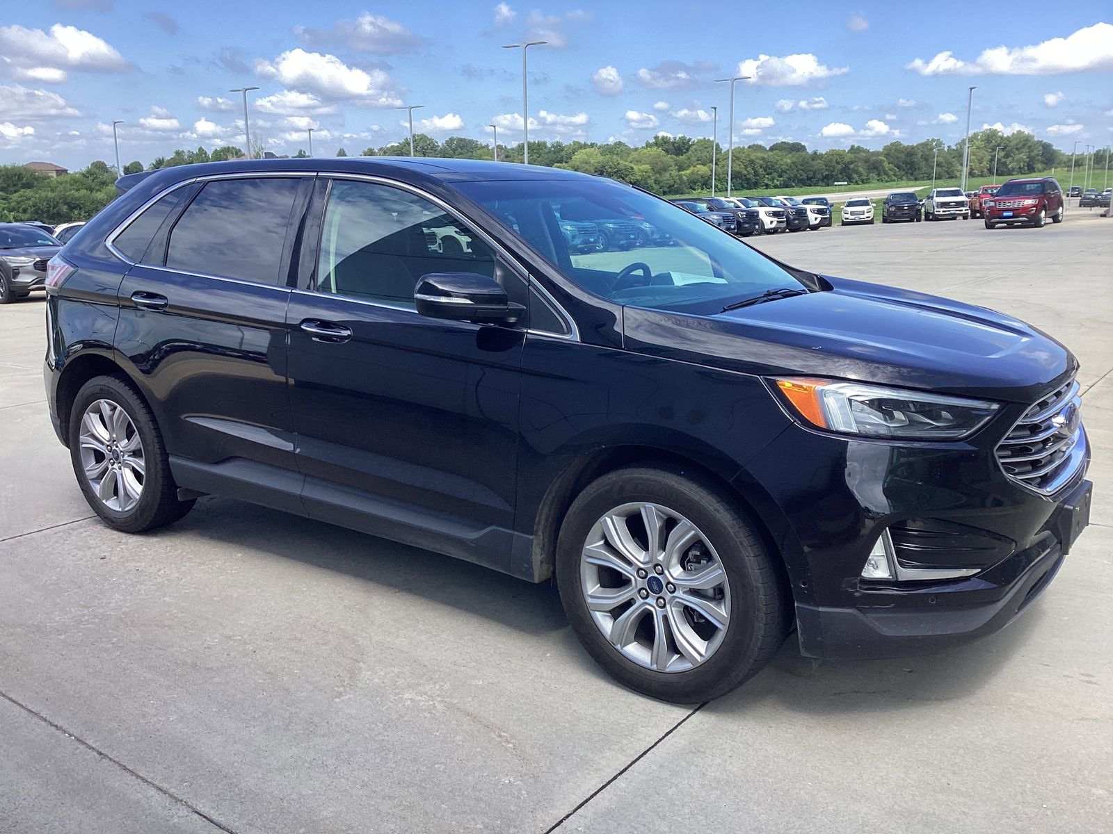 2019 Ford Edge Titanium photo 2