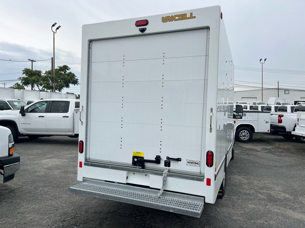 2025 Chevrolet Express Cutaway 3500 photo 3