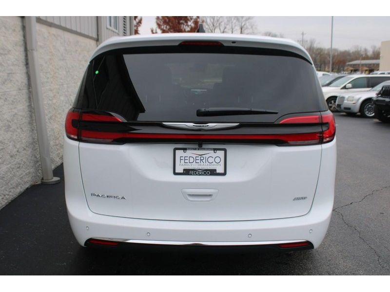2026 Chrysler Pacifica photo 4