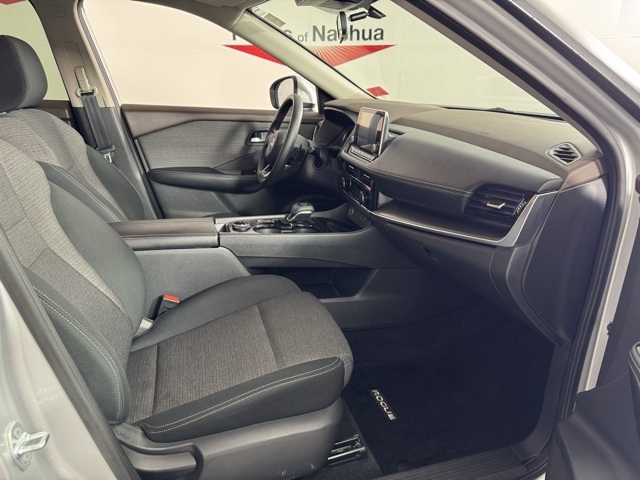 2022 Nissan Rogue SV photo 3