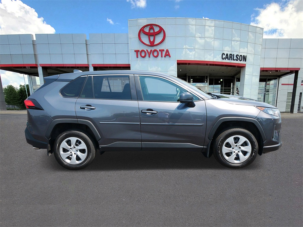 2022 Toyota RAV4 LE photo 2